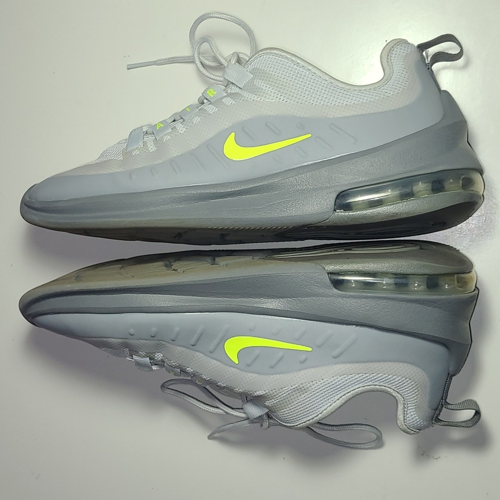 WOMEN'S' S  NIKE  LIGHT GREY RUNNING SNEAKERS  Size 8 PRE LOVED GOOD CONDITION . - Picture 3 of 9